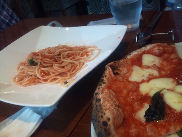 メニューはパスタとピザを注文。マルゲリータはなかなかの大きさです。妻とシェアして食べましたが結構お腹いっぱいです。(ピザがよくみると半分無いのは食べてから慌てて撮影したからです。。)