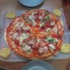 自宅で採れたトマトとピーマンを使ってピザを作りました